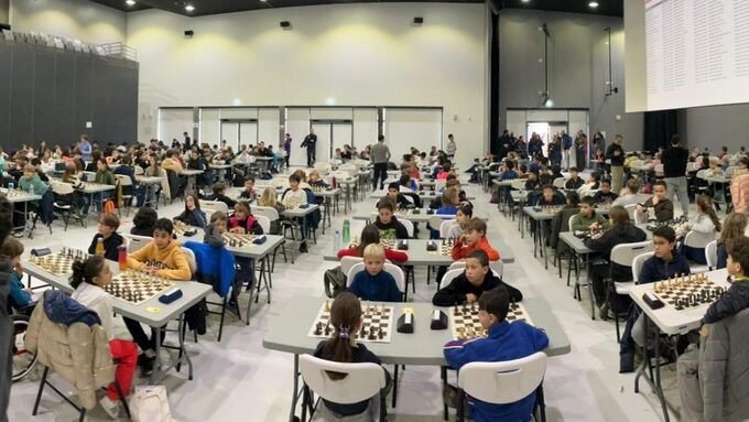 Plus de 250 écoliers et collégiens étaient rassemblés pour jouer aux échecs.